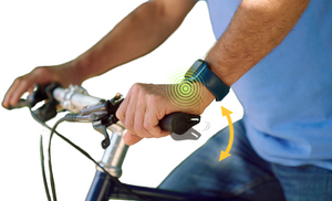 Ergonomische Fahrradgriffe aus TPU im Handgelenk eines Mannes, Abfedernde Grifffederung & Handgelenksentlastung 
