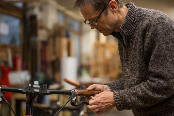 Velospring, Geschäftsführer Klaus Mildenberger, Montage Gefederte Fahrradgriffe
