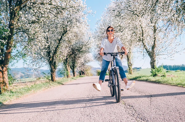 Velospring, ergonomische Fahrradgriffe, gefederte Fahrradgriffe, Klaus Mildenberger, Holzgriffe, Fahrradgriffe aus TPU Kunststoff, Fahrradfahren, Happy Woman, Happy Bike, Spring